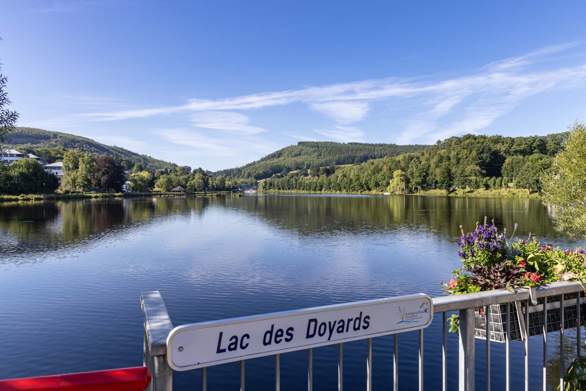 Vue sur le lac des Doyards dans le centre de Vielsalm