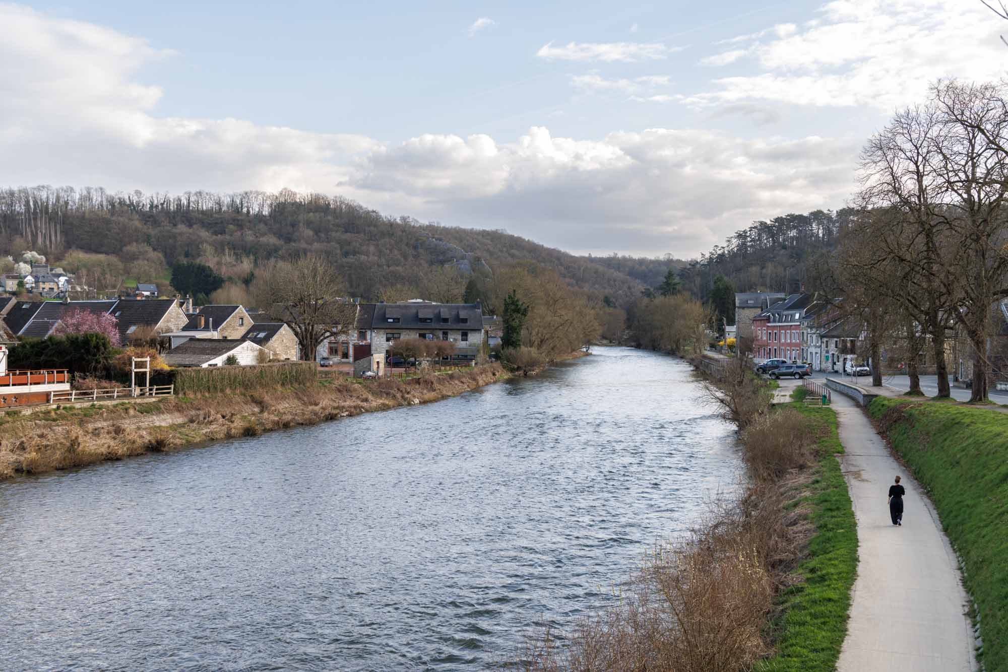 Comblain-la-Tour met de Ourthe, dorpshuizen en jaagpad langs de rivier