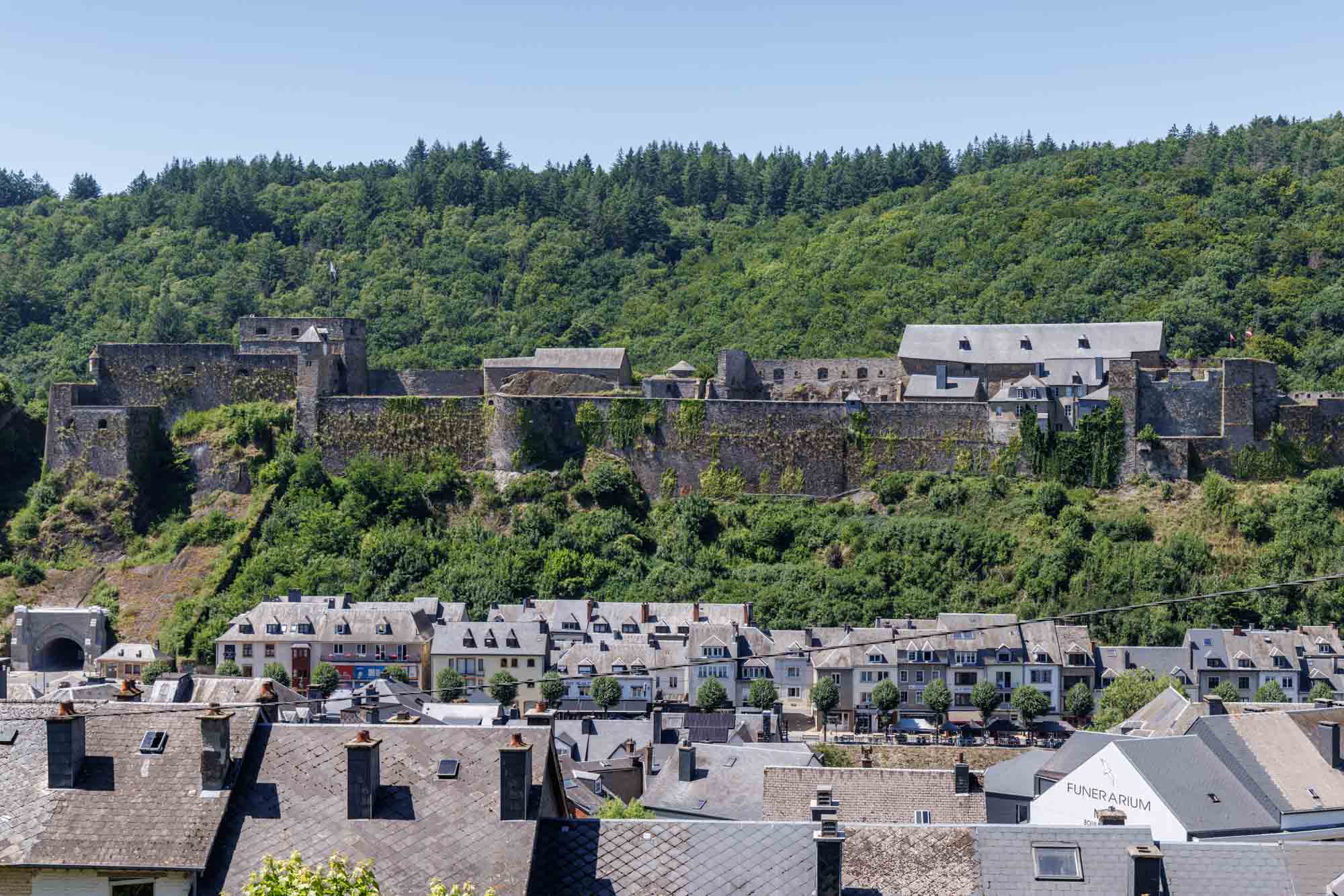 Château-fort de Bouillon sur son éperon rocheux dominant les toits du centre-ville en été