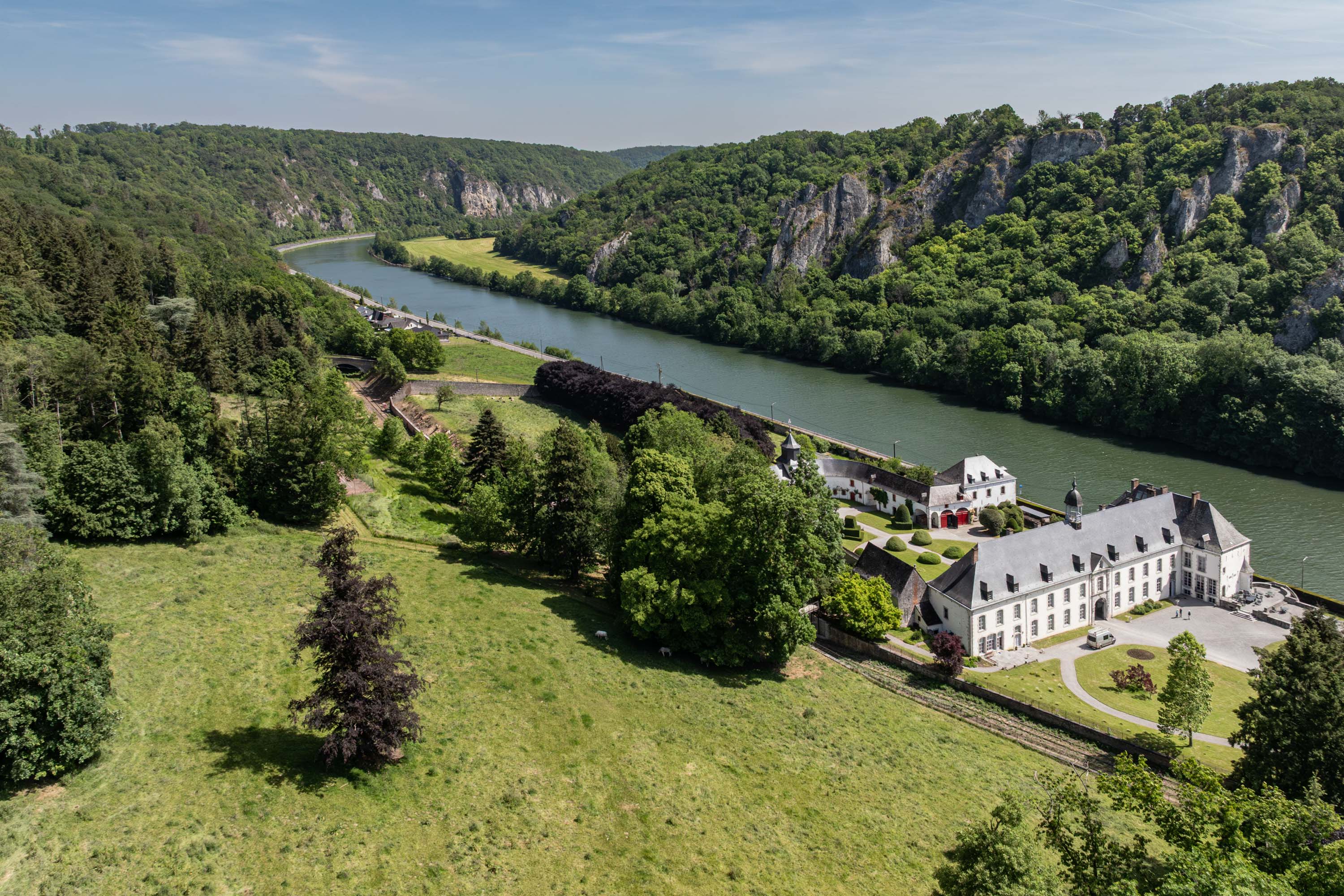 L'ancienne abbaye de Waulsort, au bord de la Meuse