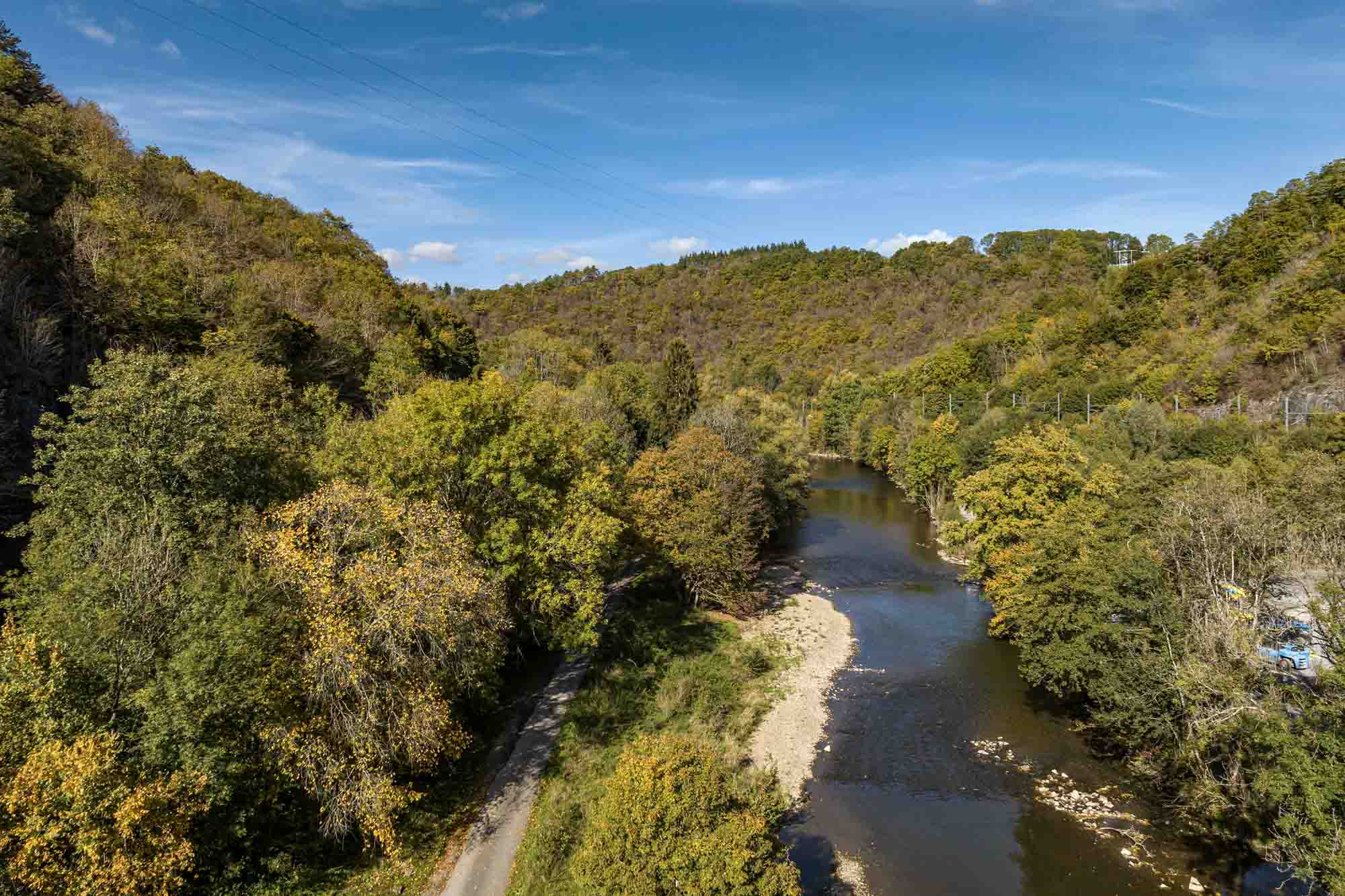 Vue aérienne de la Lesse à Gendron-Gare en automne