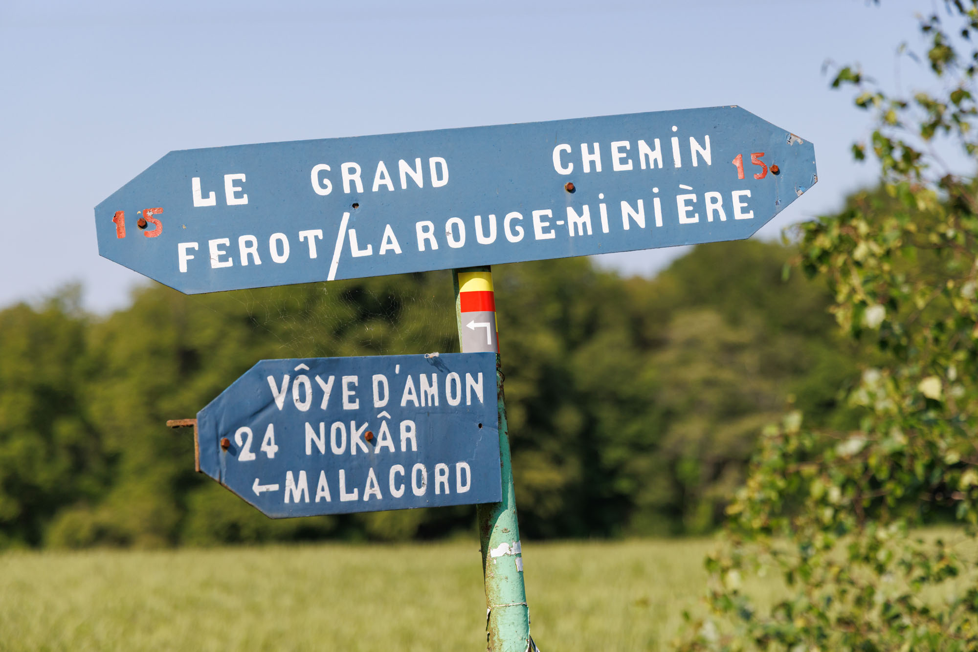 Panneaux de randonnée à Ferrières au printemps