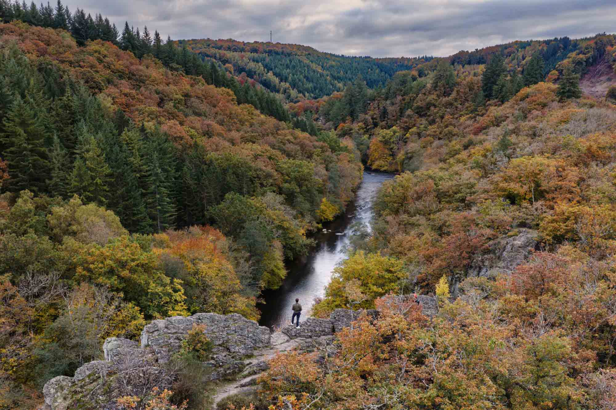 Point de vue du Hérou avec la vallée de l’Ourthe bordée de forêts aux couleurs automnales en Ardenne.