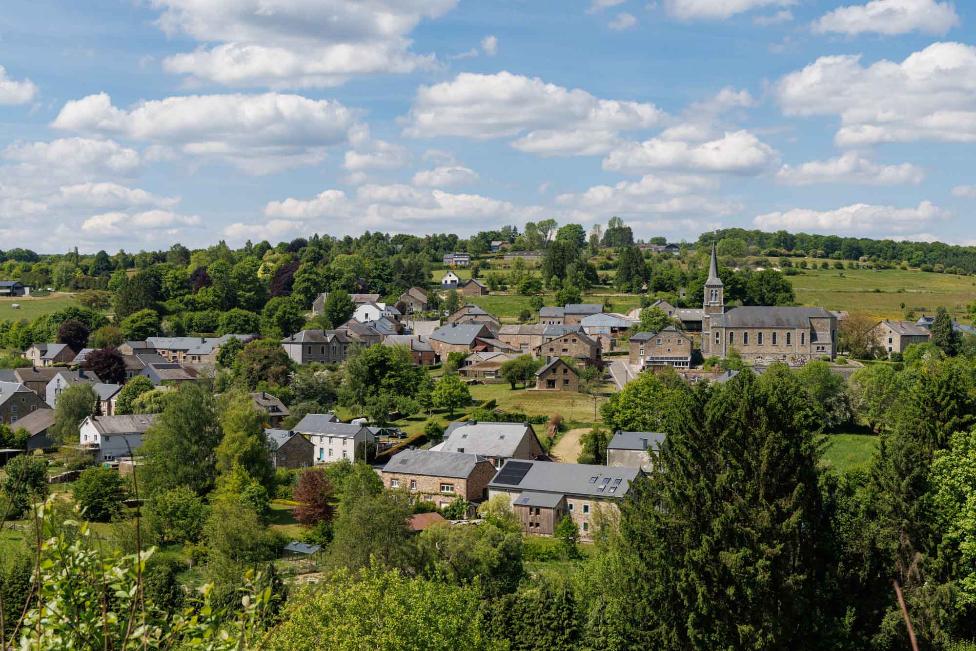 Panorama de Gembes avec maisons en pierre et église sur les hauteurs
