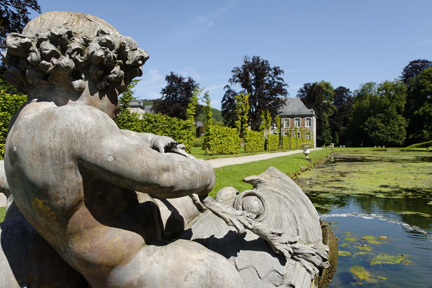 Beeld van een engel in de tuinen van een kasteel in Anhée